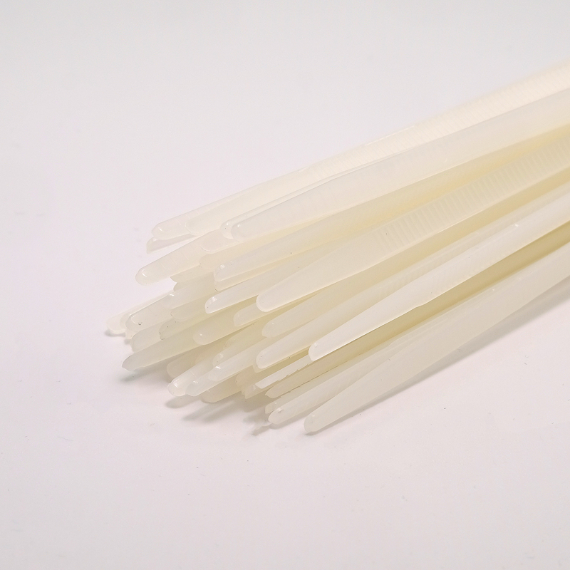 Gebündelte weiße Kabelbinder, hinteres Ende