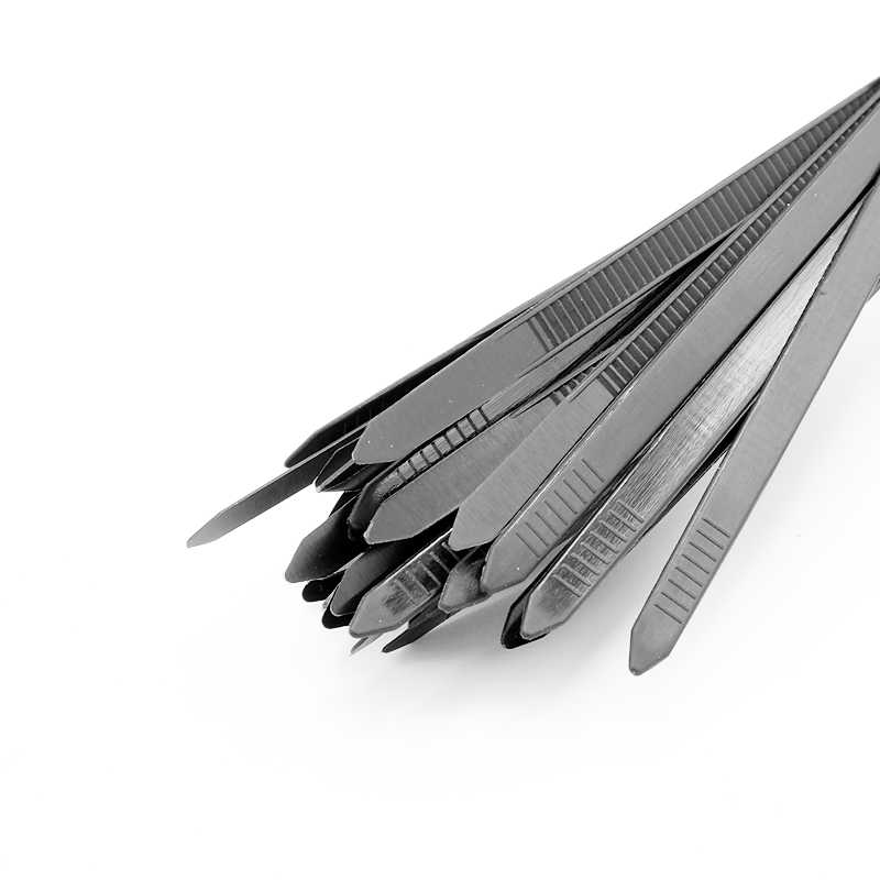 Gebündelte schwarze Kabelbinder, hinteres Ende