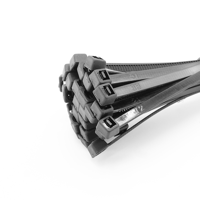 Gebündelte schwarze Kabelbinder, vorderes Ende