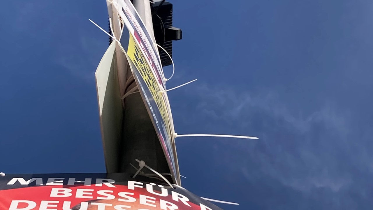 Wahlplakate, die mit Kabelbindern an einem Laternenmast befestigt wurden