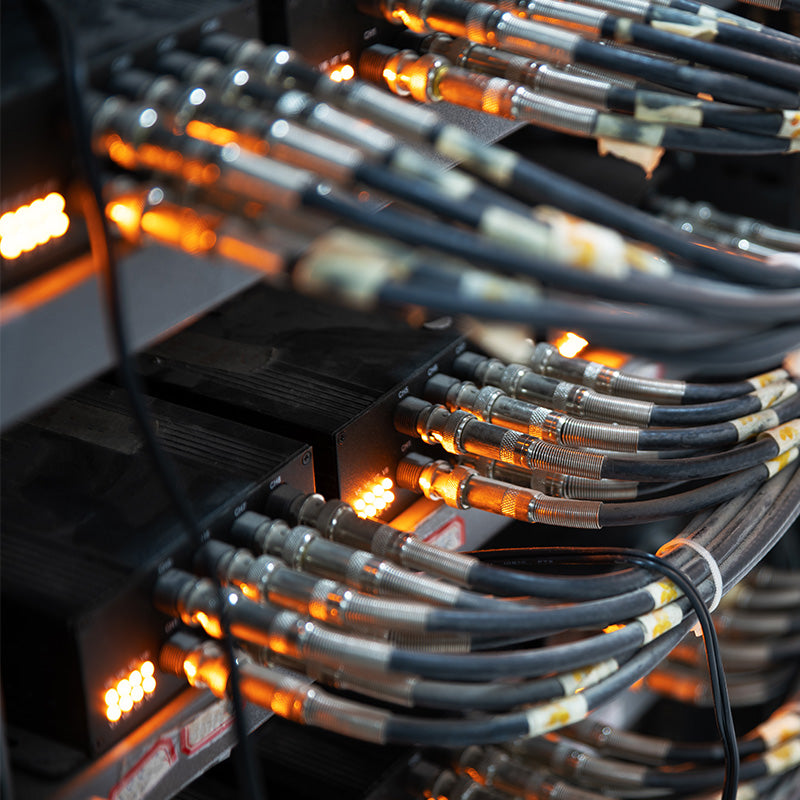 Kabel in einem Serverraum in Nahaufnahme.