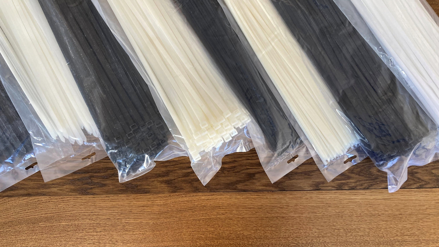 Kabelbinder, die in Polybeuteln verpackt sind, auf einem Holztisch