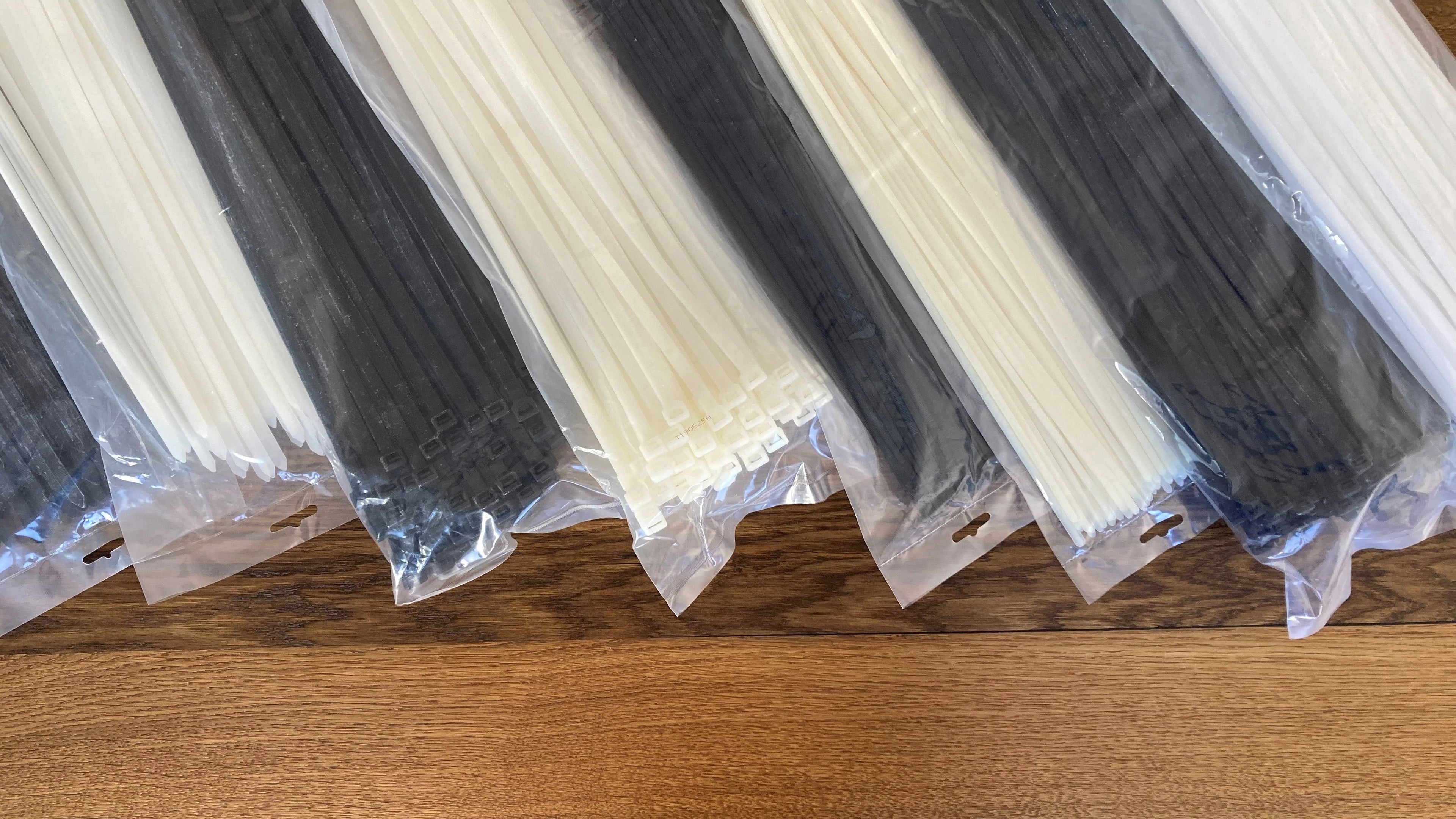 Kabelbinder, die in Polybeuteln verpackt sind, auf einem Holztisch