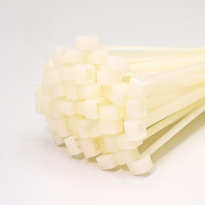 Gebündelte weiße Kabelbinder, vorderes Ende